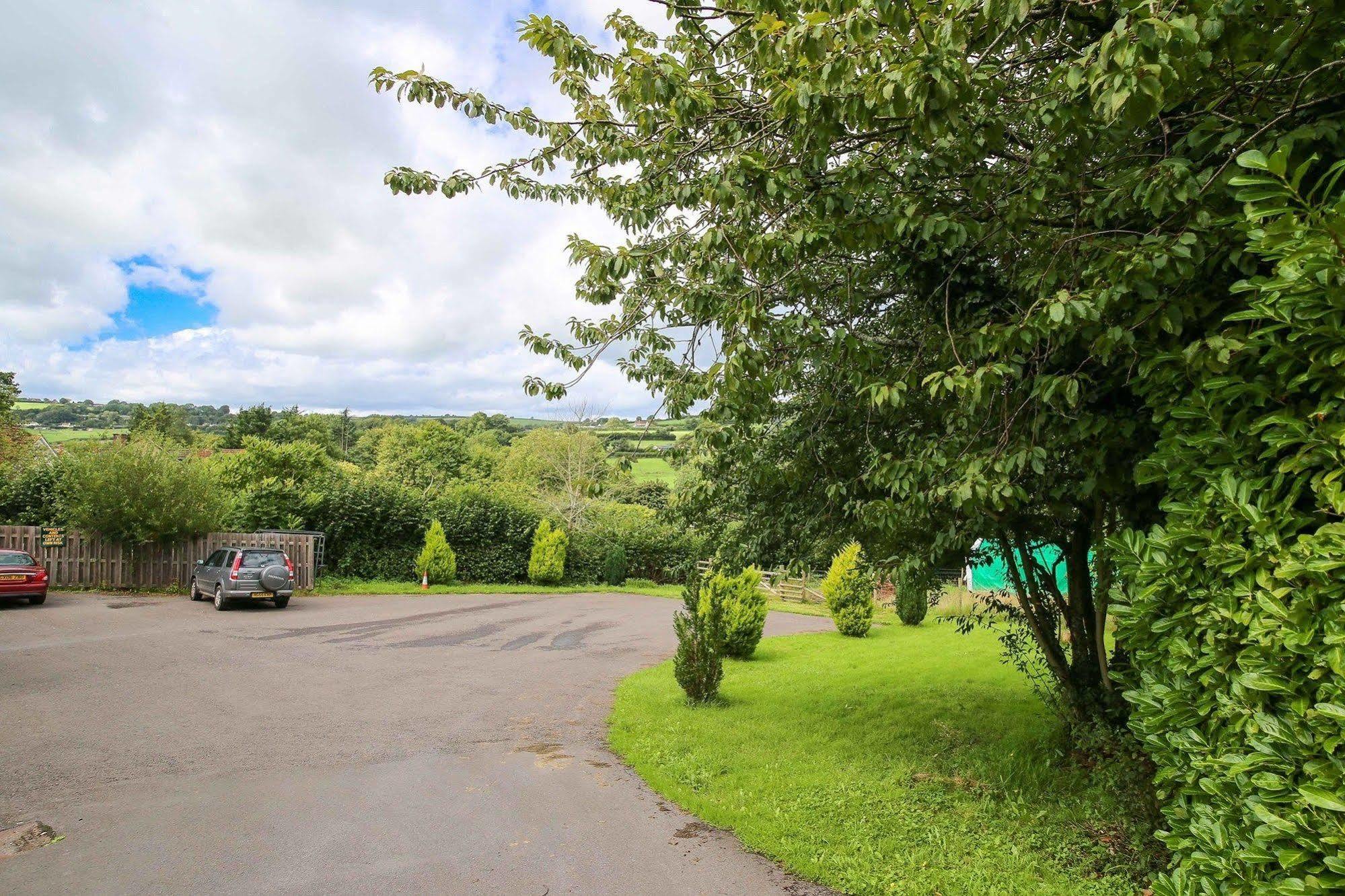 The Haymaker Inn Chard Esterno foto
